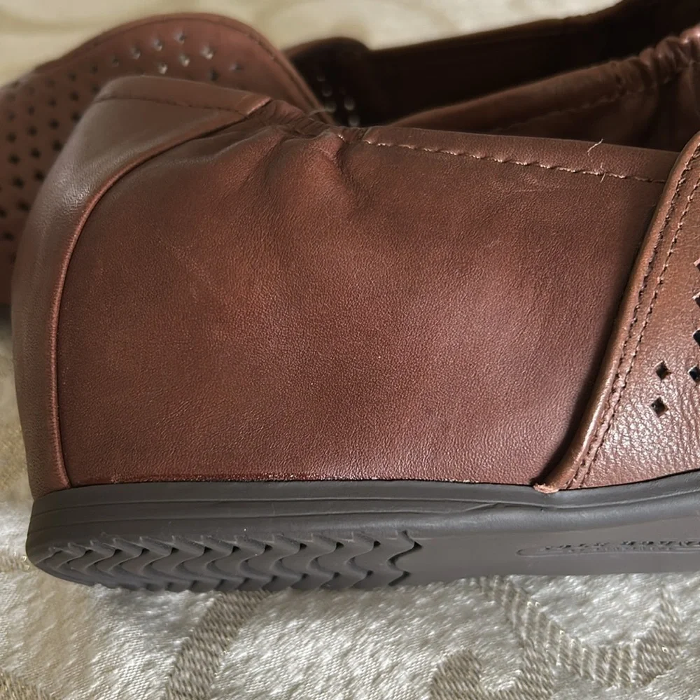CLEARANCE !!Bare Traps “Sole Bound” Brown Perforated Leather Slip-On Loafers. - Picture 7 of 7